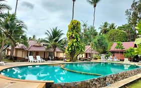 OYO 1033 Saladan​ Beach​ Resort